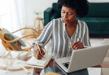 Mujer-claculando-la-pension-no-contributiva