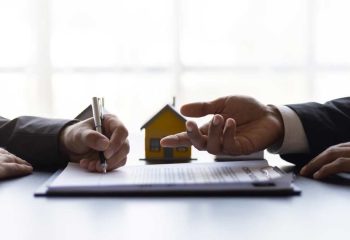 Businessman,Discusses,With,Real,Estate,Agent,,Negotiates,And,Signs,Contract