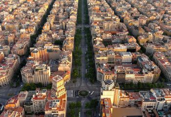 This elegant, majestic boulevard was a showcase for Barcelona's bourgeoisie at the turn of the 19th century, and links the Plaça Catalunya with the district of Gràcia, hence its name.